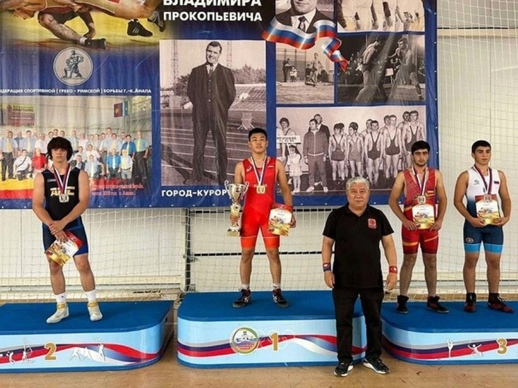 Калмыцкие борцы привезли домой награды со всероссийского турнира