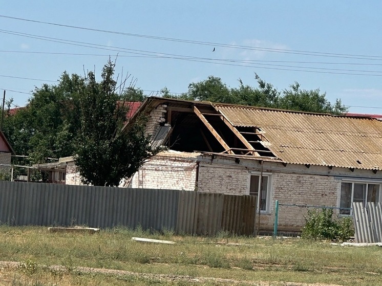 В райцентре Калмыкии от ураганного ветра  пострадали десятки домов