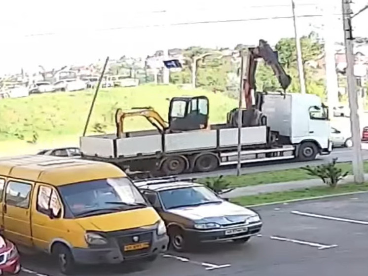В Курске на Плевицкой автокран-манипулятор повалил столбы, знаки и светофоры