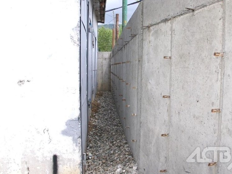На Сахалине коммерсант заблокировал гараж инвалида бетонным забором