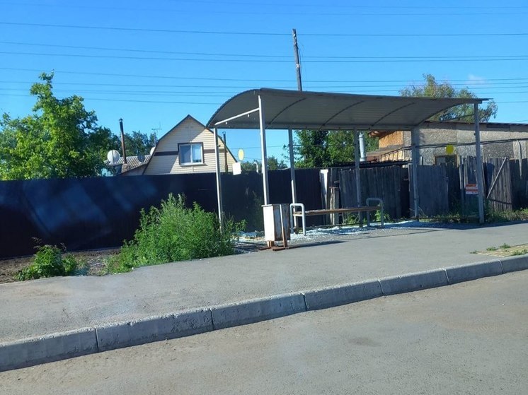 В Омске вандалы разгромили две стеклянные остановки