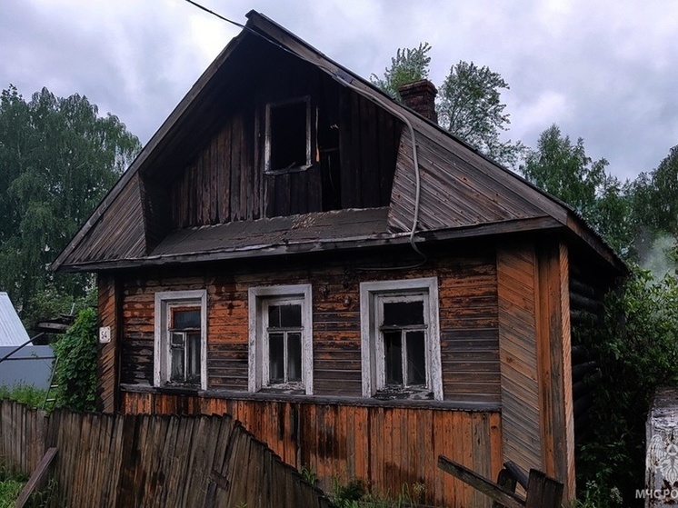 Заброшенный дом подожгли в Вологде