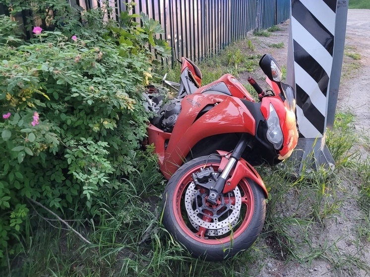 Пьяный мотоциклист в Медвежьегорске врезался в столб