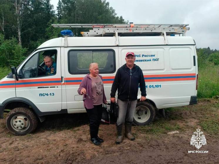 В Тверской области спасатели вывели из леса заблудившихся грибников