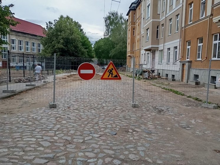 В Черняховске начали ремонтировать дорогу на улице Комсомольской