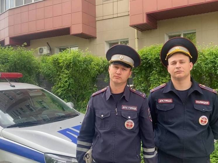 Инспекторы ДПС в Иркутске сопроводили в больницу малышку, проглотившую батарейку