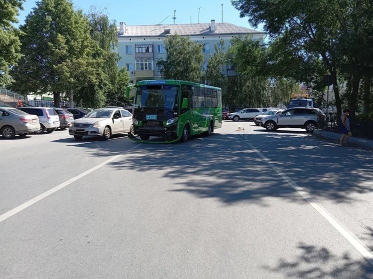 В Кургане автомобиль ВАЗ столкнулся с автобусом, есть пострадавший