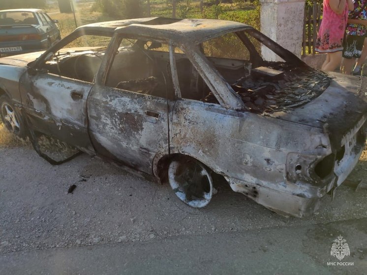 У крымчанина сгорели автомобиль и крыша из-за искры от сварочных работ