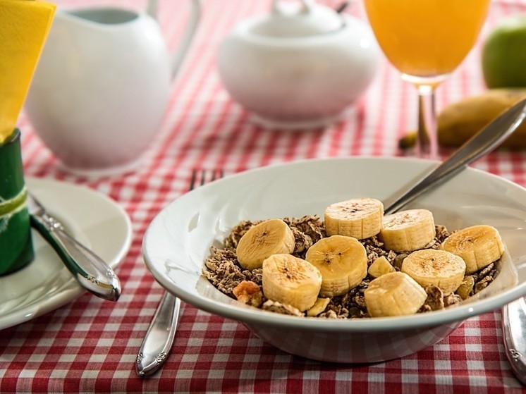 К сожалению, среди привычных и популярных завтраков немало тех, которые в долгосрочной перспективе могут привести к проблемам со здоровьем