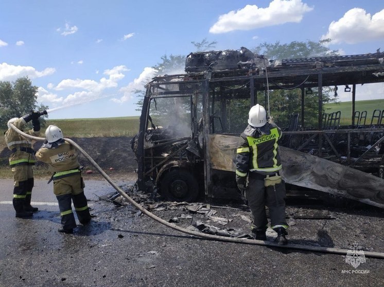 В районе Гвардейского полностью сгорел автобус