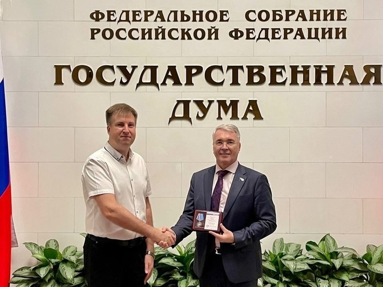 Депутату Госдумы Кузнецову за многолетнее сотрудничество вручили юбилейную медаль «30 лет ФНПР»