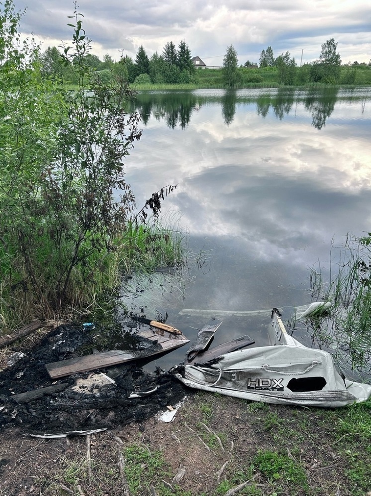 В Тверской области на берегу озера нашли сгоревшую лодку