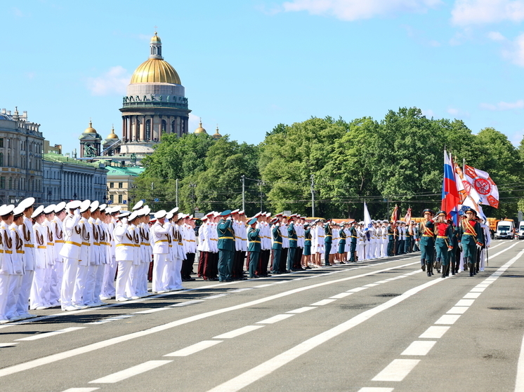 Парад выпускников довузовских училищ МО РФ состоялся на Дворцовой площади