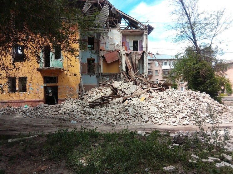 В обрушенный дом на улице Азина в Саратове заходят люди с рюкзаками