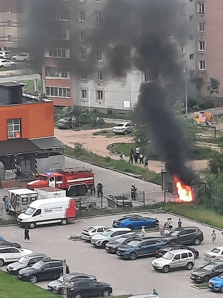 В Твери возле «Пятерочки» загорелись мусорные баки