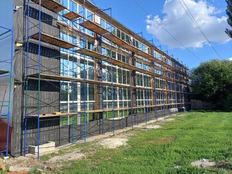 Завершено утепление фасада здания Дворца спорта в Токмаке