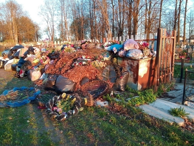 Жители Данилова в шоке от мусорной свалки, которую никто не убирает