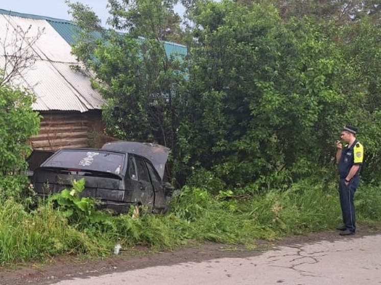 Пьяный мужчина пострадал после наезда ВАЗ на забор в Екатеринбурге