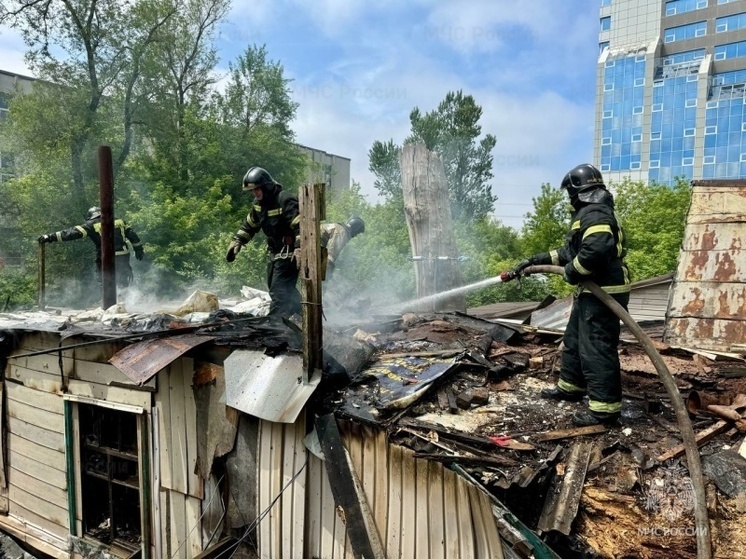 Частный дом сгорел на Дальпрессе во Владивостоке