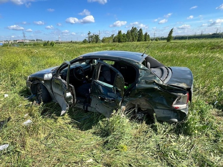 В столкновении с самосвалом под Челнами пострадали в авто двое взрослых и ребенок