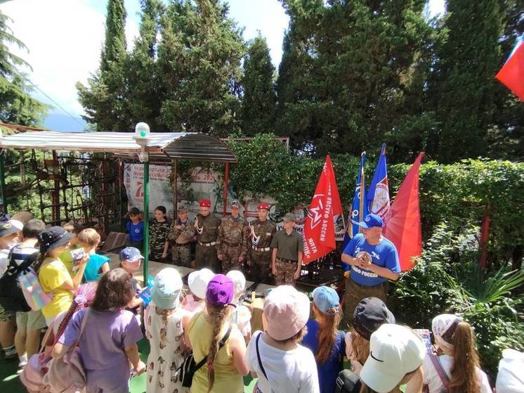 В Ялте прошел интерактивный урок по начальной военной подготовке для школьников