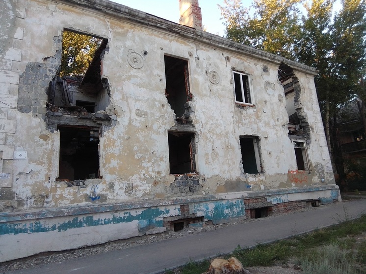 Аварийные дома улицы Азина в Саратове: один рухнул, другие на очереди