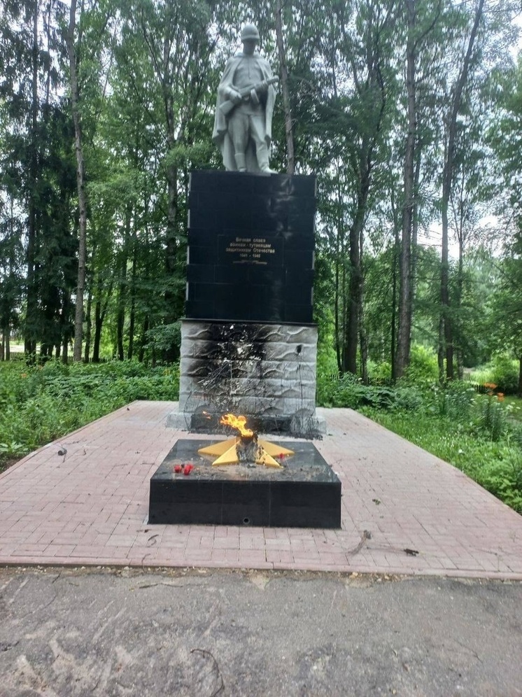 В Тутаеве неизвестные вандалы сожгли памятник героям ВОВ.