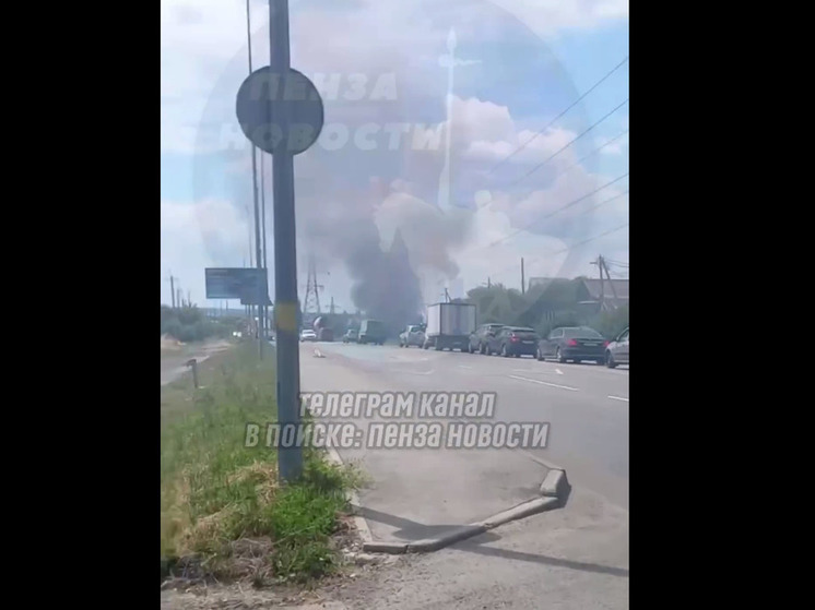 В Пензе на улице Вологодской загорелся КАМАЗ