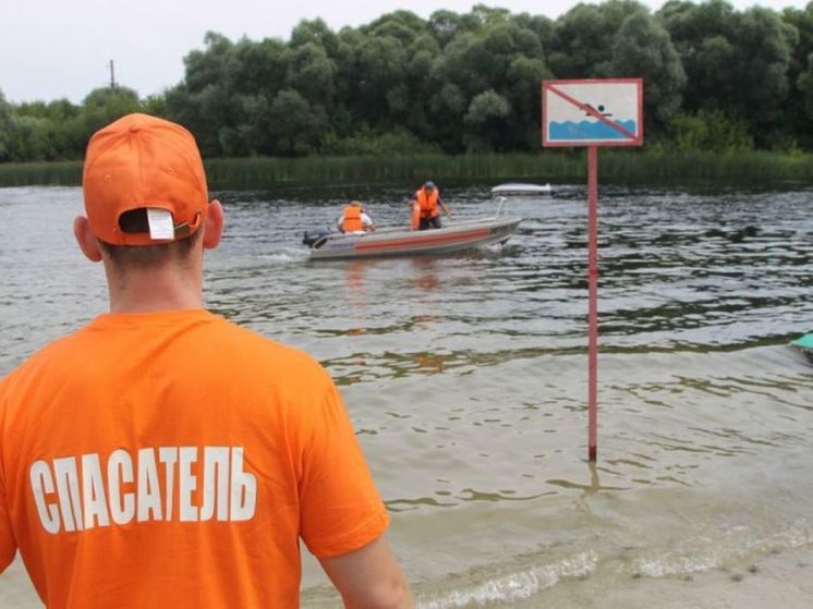 Уфимские спасатели вытащили из воды двух тонущих сестер