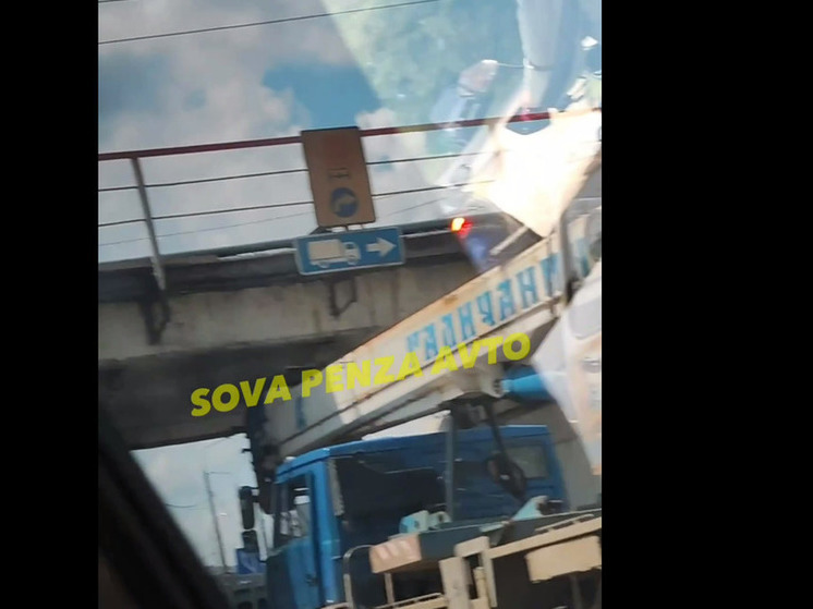 Под Горбатовым мостом в Пензе застрял кран