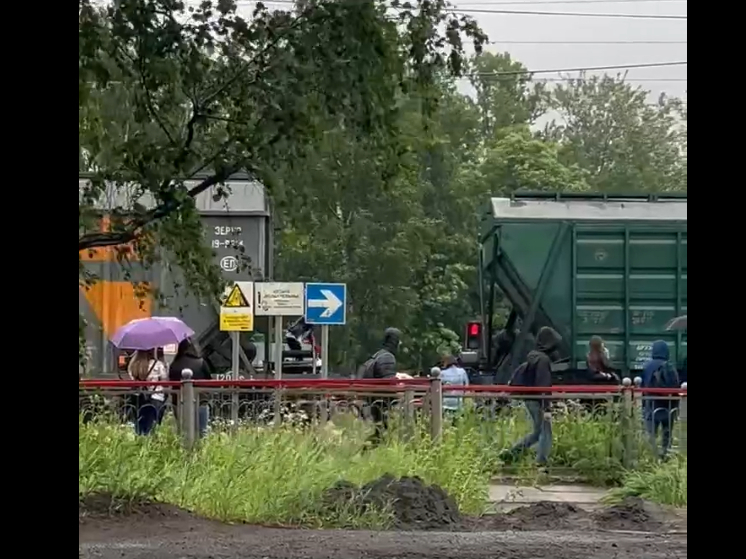 Жители Петрозаводска рискуют жизнью на железной дороге, переползая по вагонам