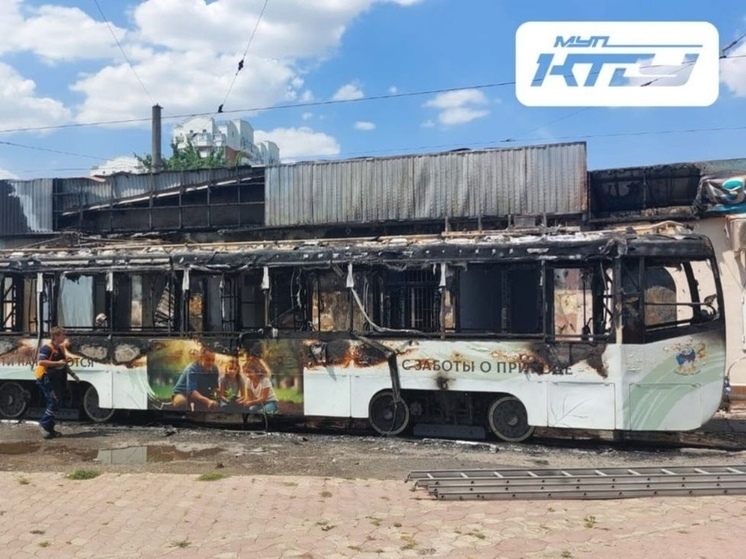 В Краснодаре пламя с загоревшегося трамвая перекинулось на крышу здания