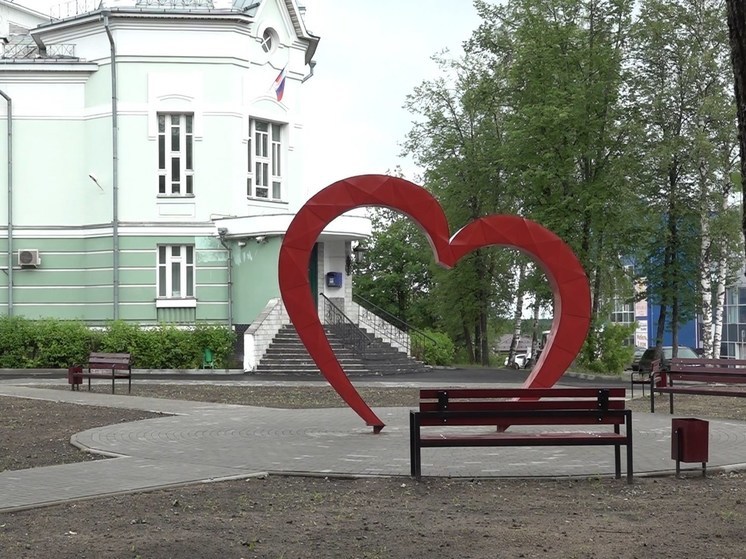 В Шарье возле здания ЗАГСа появилась фотозона для новобрачных