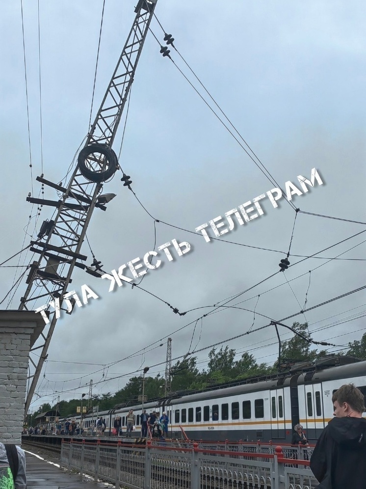 Ветер едва не повалил опорный столб на электричку Тула-Москва