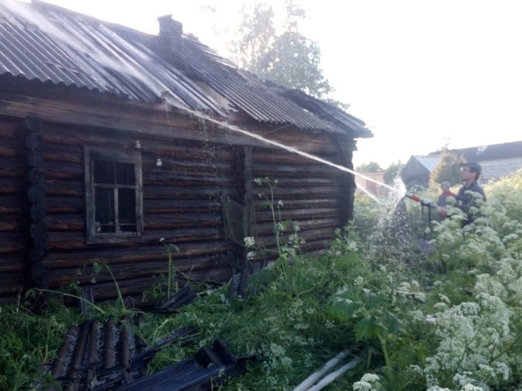 Частный дом выгорел дотла в селе Карелии