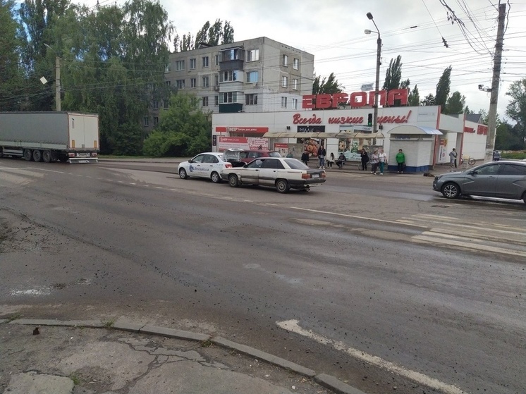 В Курске на Магистральном проезде в ДТП попал учебный автомобиль
