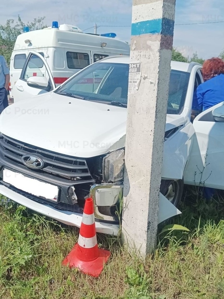 Под Орлом водитель авто столкнулся с опорой ЛЭП
