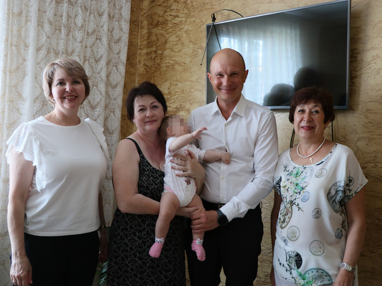 Спикер Курского горсобрания Токарев поздравил женщину, родившую в 52 года