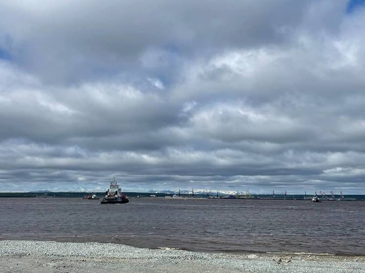 Паромы прекратили курсировать между Салехардом и Лабытнанги из-за ветра