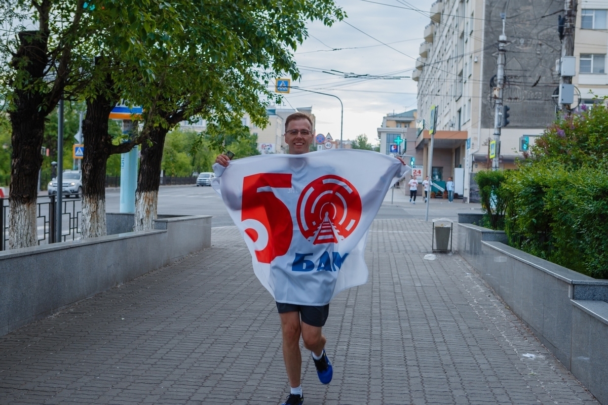 Молодые железнодорожники пробежали по улицам Читы с флагом в День БАМа - МК  Чита