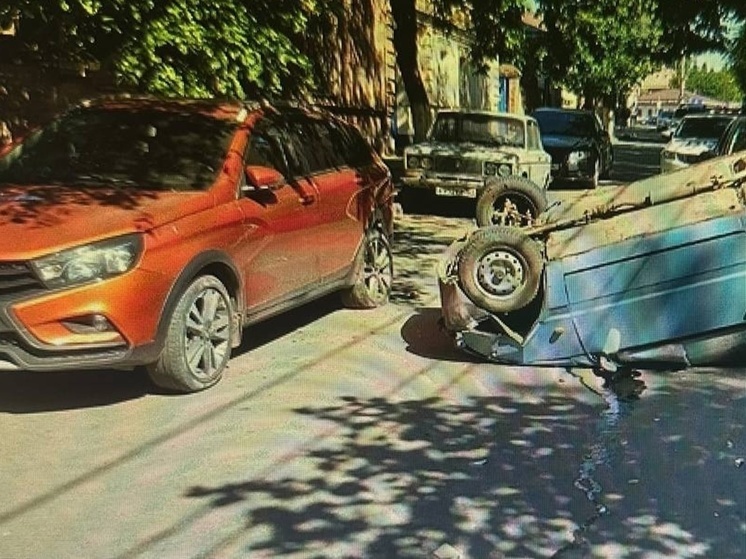 В Новочеркасске «Ока» переврнулась на крышу в массовом ДТП