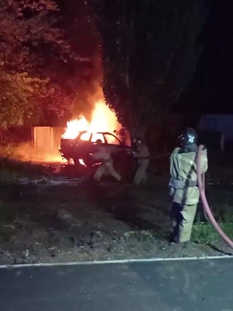 В ДНР мужчина едва не сгорел в собственной машине