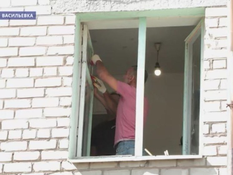В Васильевке на Запорожье устраняют последствия вражеских атак
