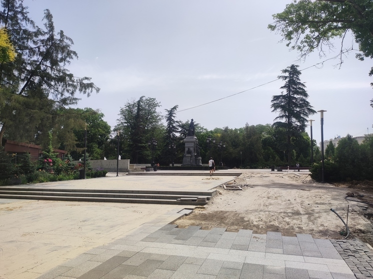 В Симферополе продолжаются работы по благоустройству Центрального парка культуры и отдыха - Екатерининского сада
