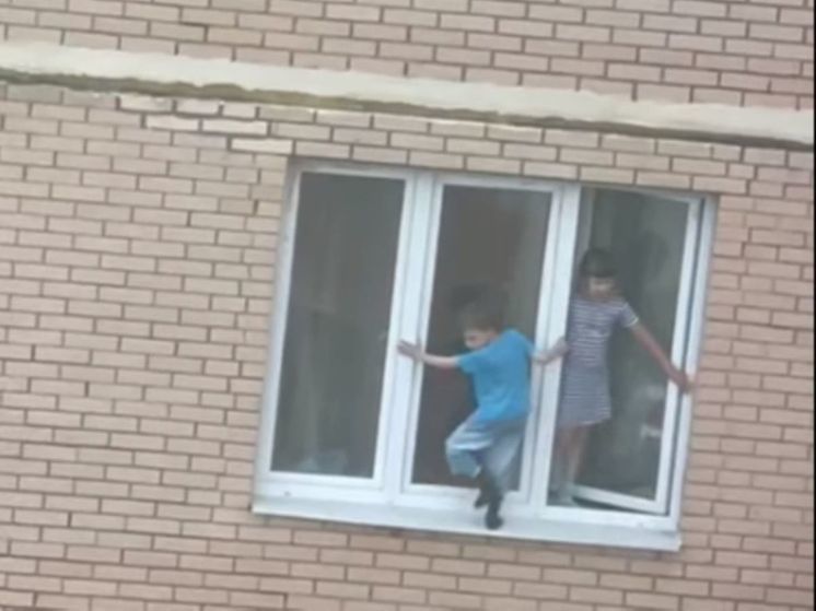 В семье мальчика, гулявшего в окне 11 этажа, произошла трагедия