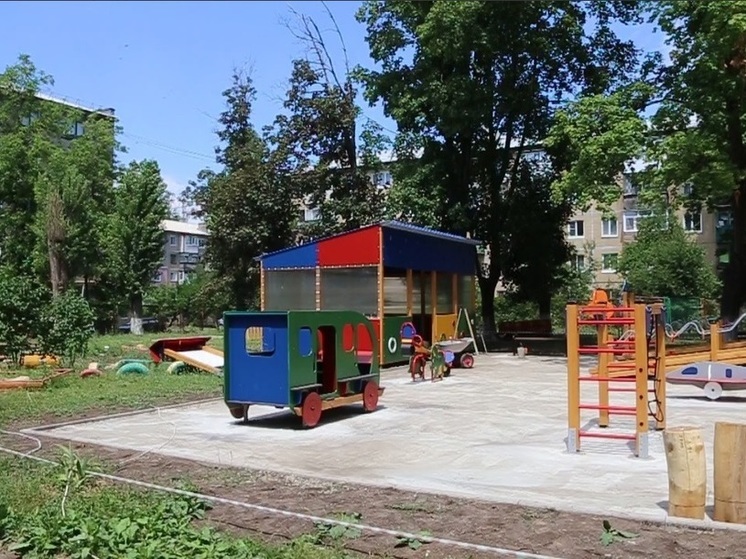 Сахалинцы устанавливают площадку в детсаду в Шахтёрске