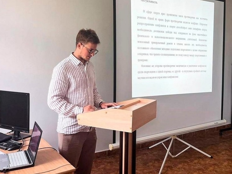 Фовард ХК "Авангард" защитил диплом в Омске
