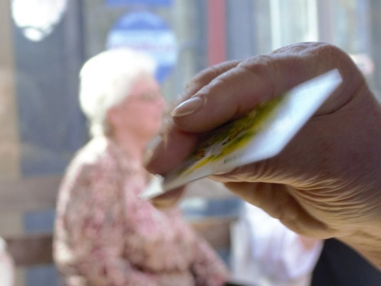 Киреевская пенсионерка платила в магазинах чужой банковской картой