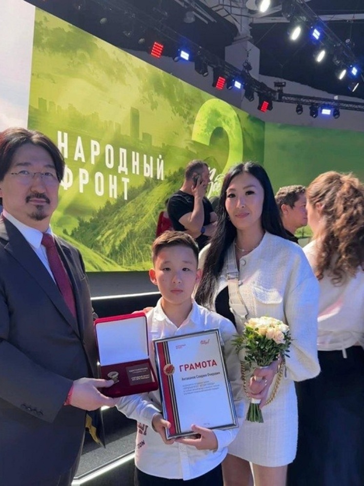 Юного жителя Калмыкии наградили за помощь участникам спецоперации