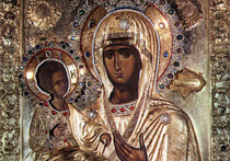 Необычная икона — «Троеручица» — изображает Богоматерь с Младенцем, который сидит на Ее правой руке
